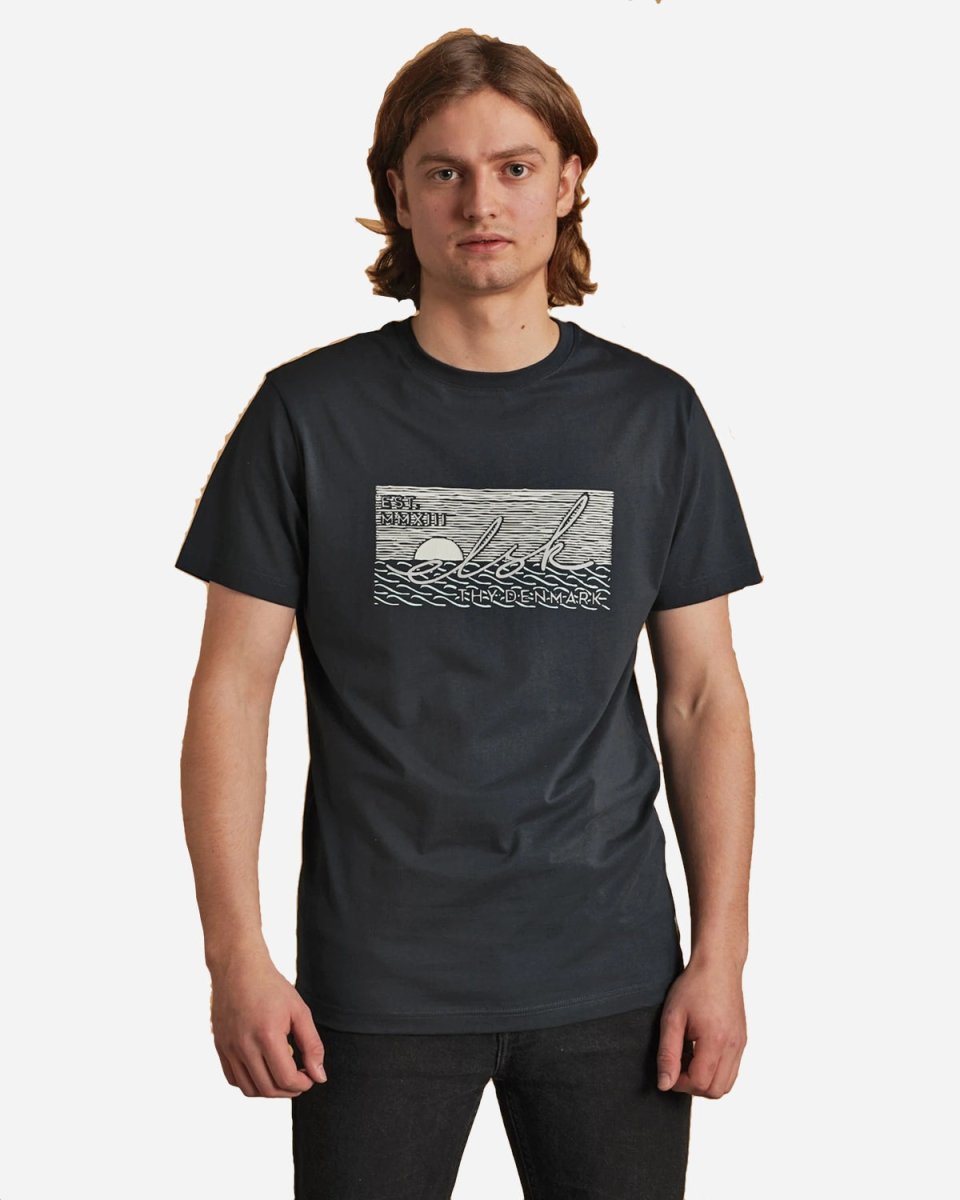 ELSK® SUNSIGN22 ESSENTIAL MEN'S TEE - DARK NAVY - Munk Store