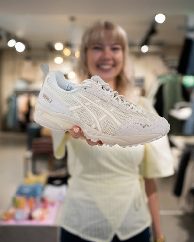 In Store With Sara - GEL-1090 V2 - Munk Store